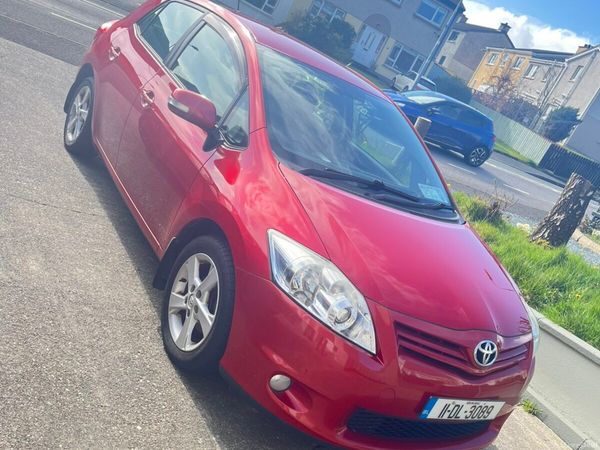 Toyota Auris Hatchback, Petrol, 2011, Red
