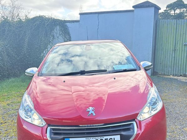 Peugeot 208 Hatchback, Petrol, 2015, Red