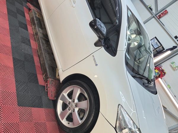 Toyota Auris Hatchback, Petrol Hybrid, 2012, White