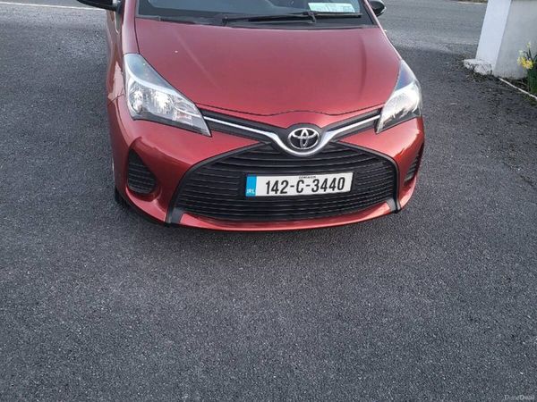 Toyota Yaris Hatchback, Petrol, 2014, Red