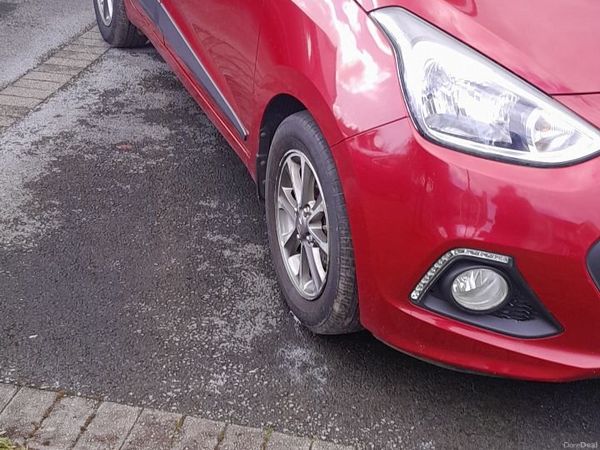 Hyundai i10 Hatchback, Petrol, 2015, Red