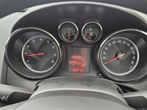 Opel Astra Hatchback, Petrol, 2012, White