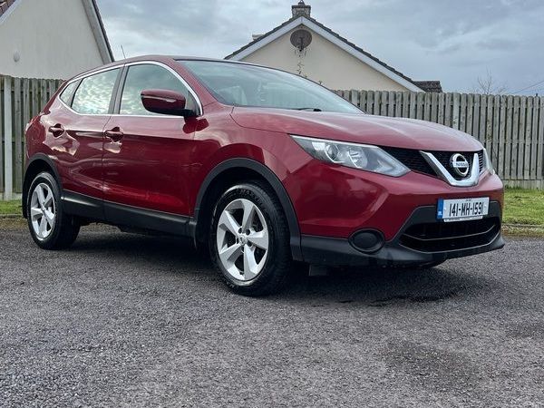 Nissan Qashqai Hatchback, Diesel, 2014, Red