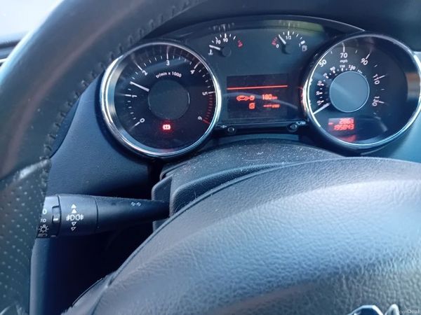 Peugeot 5008 MPV, Diesel, 2012, Red