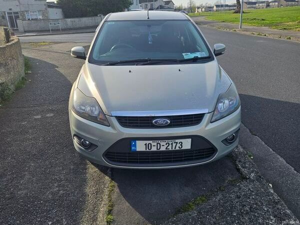 Ford Focus Hatchback, Diesel, 2010, Gold