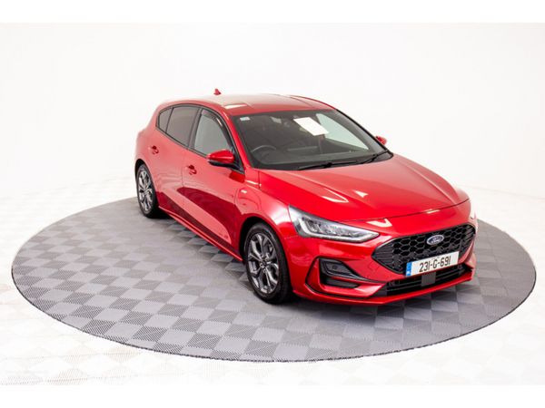 Ford Focus Hatchback, Petrol, 2023, Red