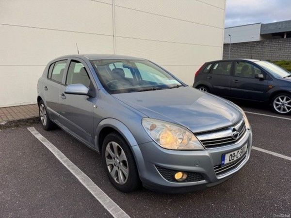 Opel Astra Hatchback, Petrol, 2009, Silver