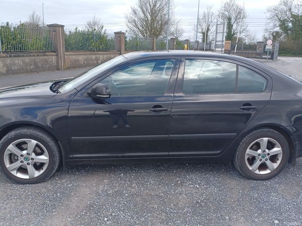 Skoda Octavia Saloon, Petrol, 2012, Black