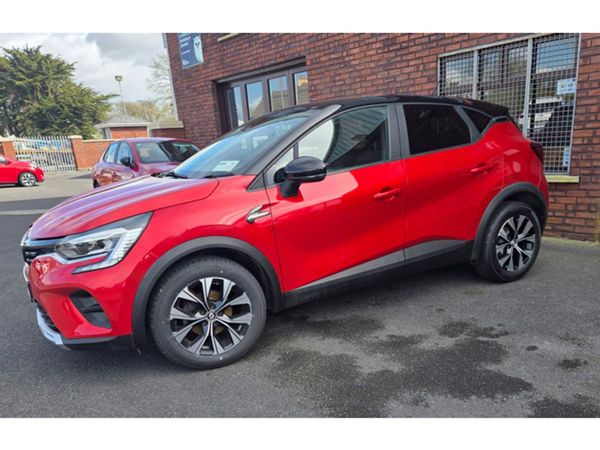 Renault Captur Hatchback, Petrol, 2022, Red