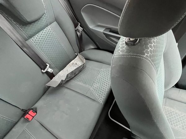 Ford Fiesta Hatchback, Petrol, 2009, Red