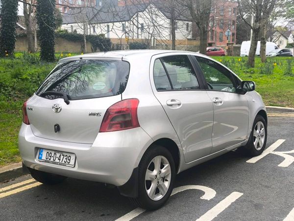 Toyota Yaris Hatchback, Petrol, 2009, Silver