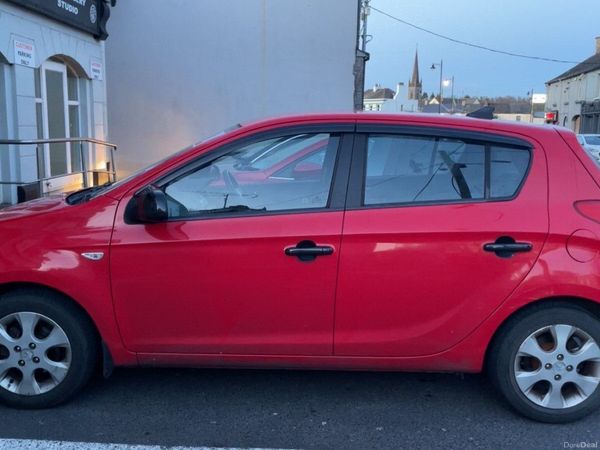 Hyundai i20 Hatchback, Petrol, 2011, Red