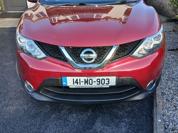 Nissan Qashqai Hatchback, Diesel, 2014, Red