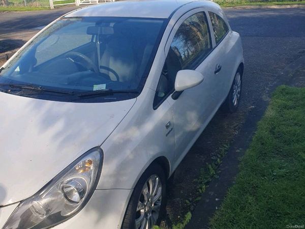 Volkswagen Passat Saloon, Diesel, 2011, White