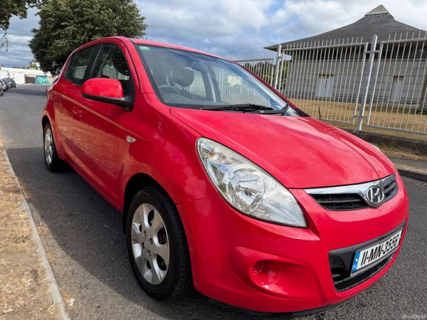 Hyundai i20 Hatchback, Petrol, 2011, Red
