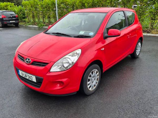 Hyundai i20 Hatchback, Petrol, 2011, Red