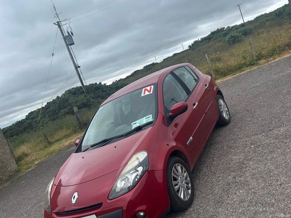 Renault Clio Hatchback, Petrol, 2011, Red