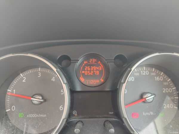 Nissan Qashqai Hatchback, Diesel, 2010, Red