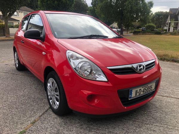 Hyundai i20 Hatchback, Petrol, 2011, Red