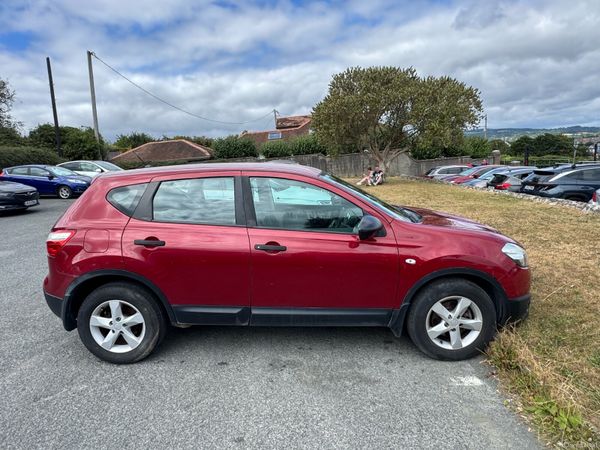 Nissan Qashqai Hatchback, Diesel, 2011, Red