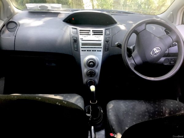 Toyota Yaris Hatchback, Petrol, 2009, Silver