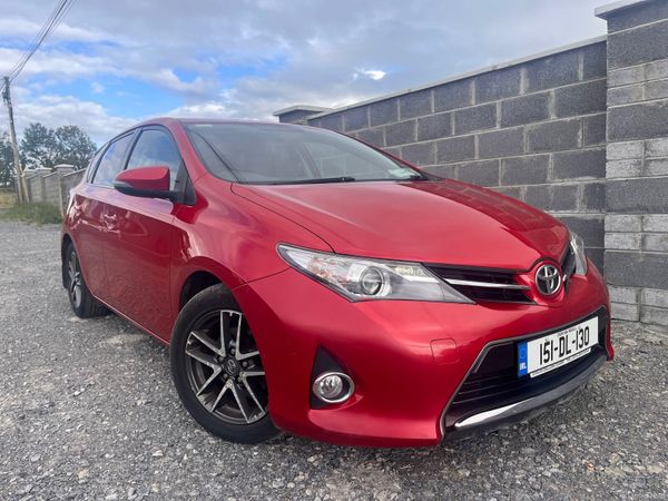 Toyota Auris Hatchback, Diesel, 2015, Red