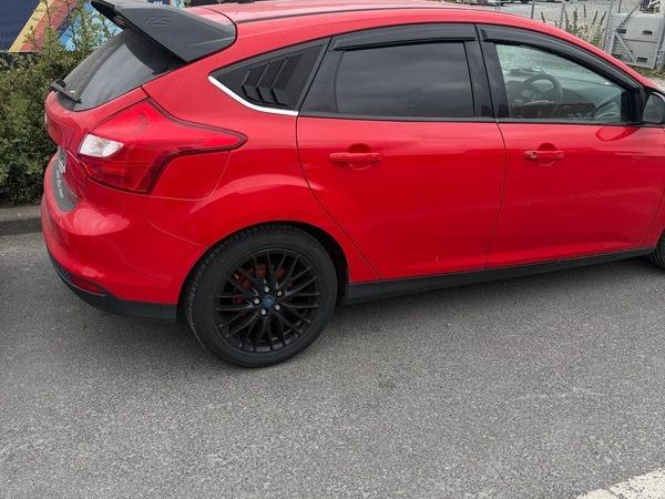 Ford Focus Hatchback, Petrol, 2013, Red