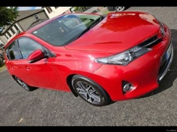 Toyota Auris Hatchback, Petrol, 2015, Red