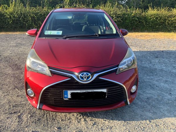 Toyota Yaris Hatchback, Petrol Hybrid, 2015, Red