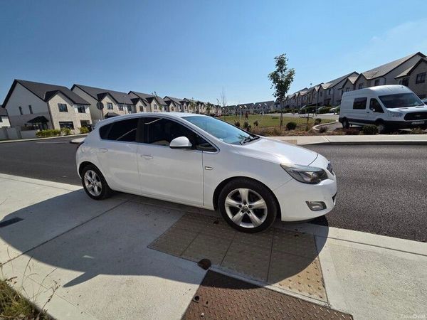 Vauxhall Astra Hatchback, Diesel, 2011, White