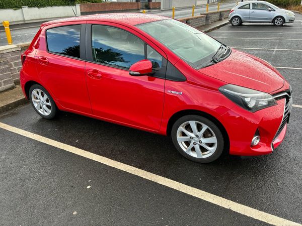 Toyota Yaris Hatchback, Petrol Hybrid, 2016, Red