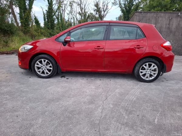 Toyota Auris Hatchback, Petrol, 2012, Red