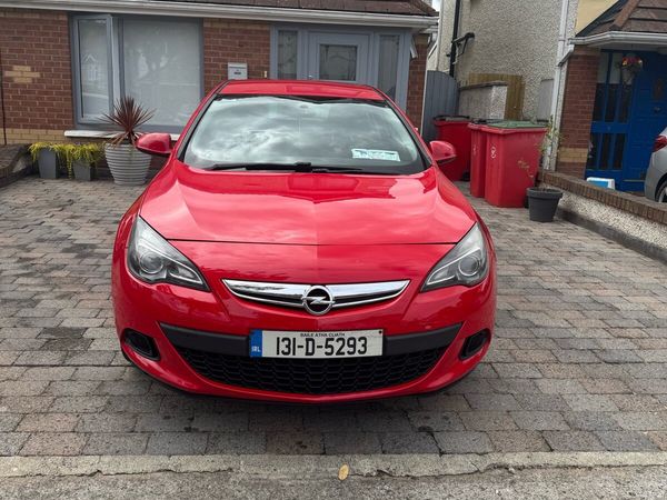 Opel Astra Hatchback, Petrol, 2013, Red