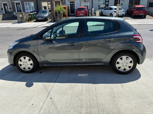 Peugeot 208 Hatchback, Petrol, 2014, Grey