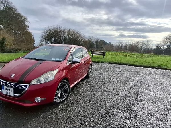 Peugeot 208 Hatchback, Petrol, 2014, Red