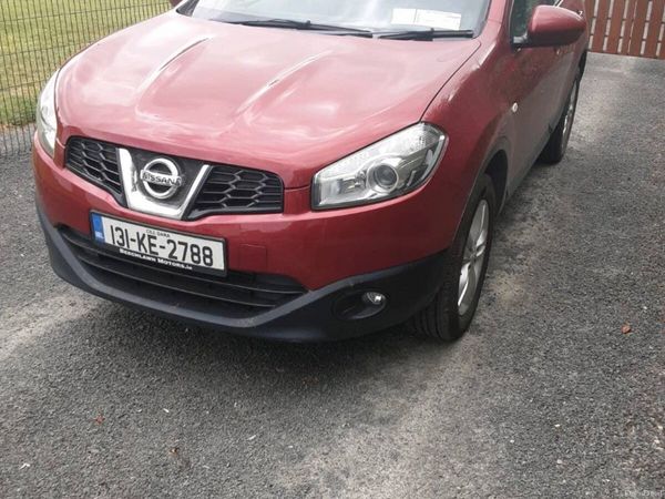 Nissan Qashqai Hatchback, Diesel, 2013, Red