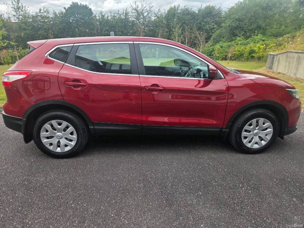 Nissan Qashqai Hatchback, Diesel, 2015, Red