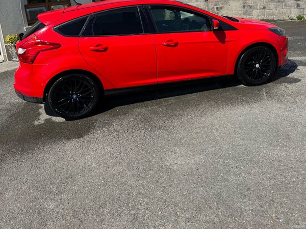 Ford Focus Hatchback, Petrol, 2013, Red