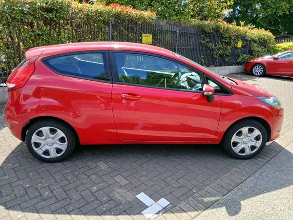 Ford Fiesta Hatchback, Petrol, 2009, Red
