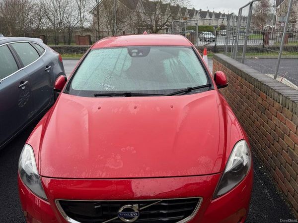 Volvo V40 Hatchback, Petrol, 2015, Red