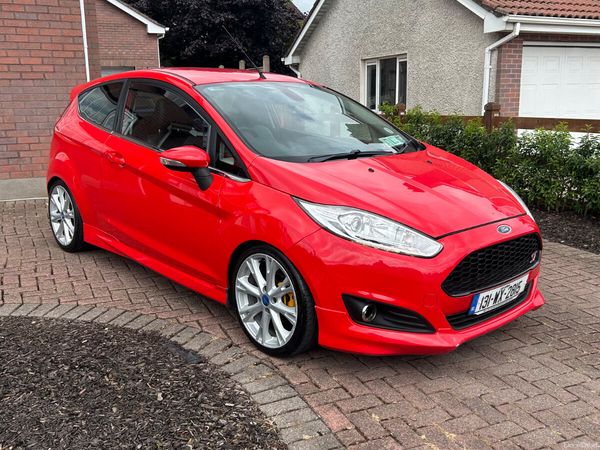 Ford Fiesta Hatchback, Diesel, 2013, Red