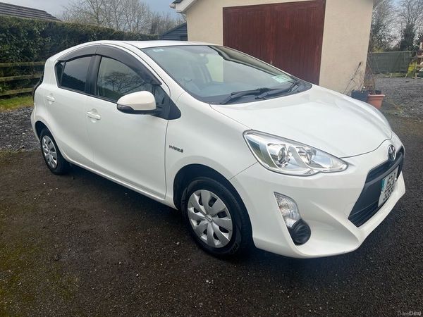 Toyota Aqua Hatchback, Petrol Hybrid, 2015, White