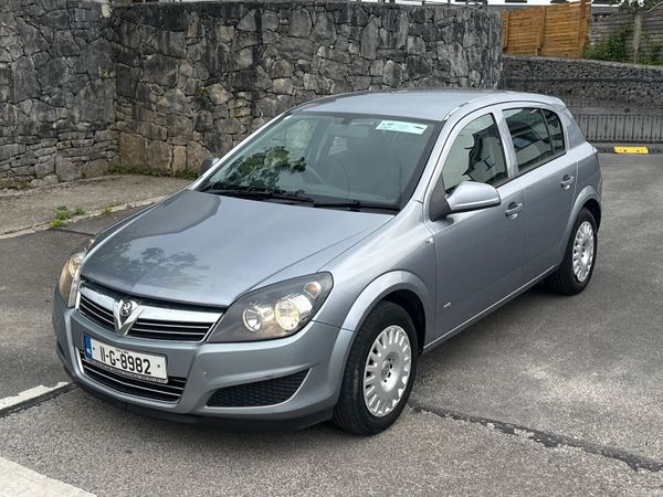 Vauxhall Astra Hatchback, Diesel, 2011, Silver