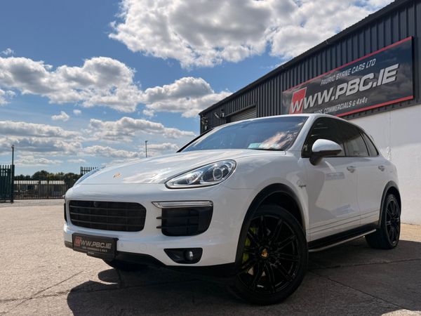 Porsche Cayenne SUV, Petrol Hybrid, 2016, White