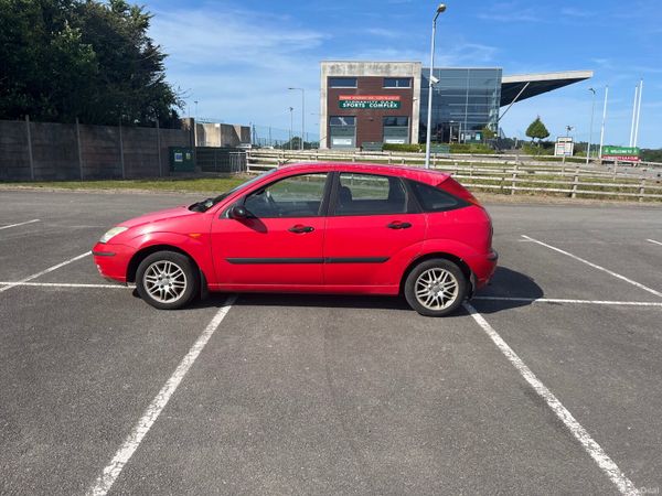 Ford Focus Hatchback, Petrol, 2005, Red