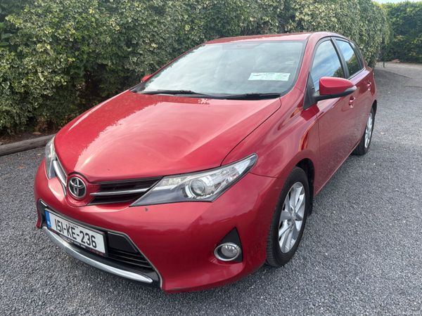 Toyota Auris MPV, Petrol, 2015, Red