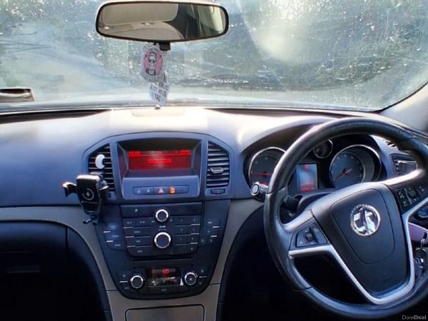 Vauxhall Insignia Hatchback, Diesel, 2011, White