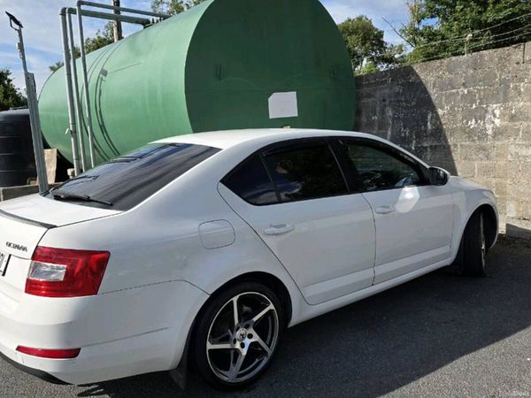 Skoda Octavia Saloon, Diesel, 2014, White