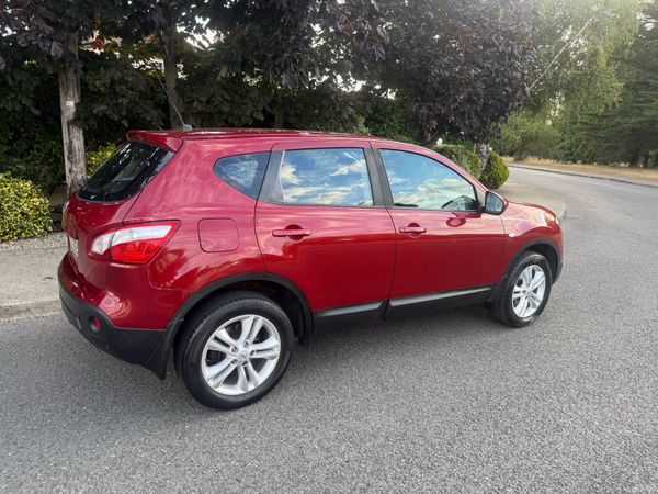 Nissan Qashqai Hatchback, Diesel, 2011, Red