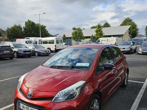 Toyota Yaris Hatchback, Petrol Hybrid, 2014, Red